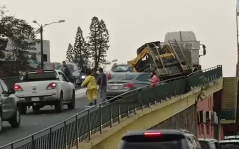 Accidente en viaducto: tractor se desprende y cae sobre un auto