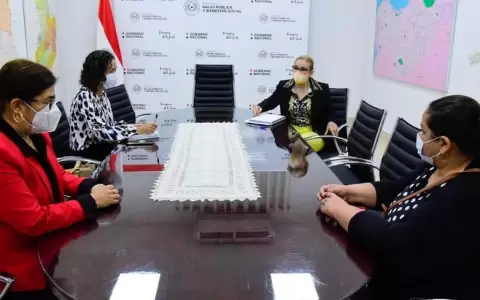 Salud se re�ne con madre de ni�a que rog� por f�rmaco