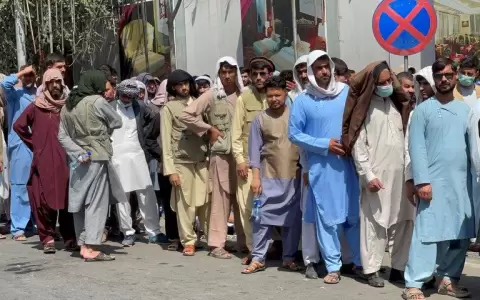 Afganist�n: era de los talibanes comenz� con largas colas en bancos y precios en aumento