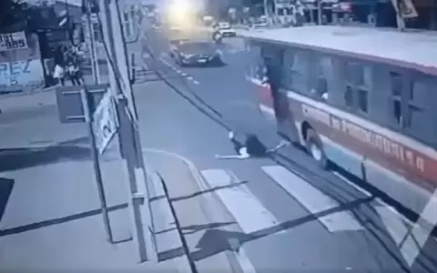Falleci� Liz, la joven que cay� de un bus al seguir a un ladr�n