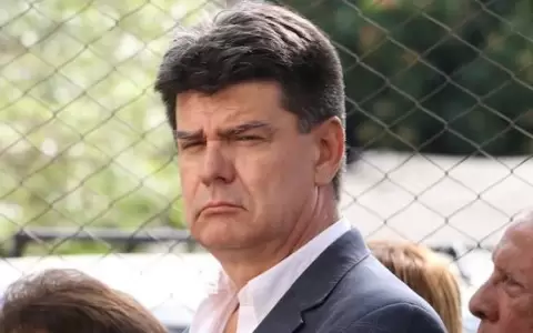 �Efra�n quebr� y raj�, dispar� el diputado Carlos Silva
