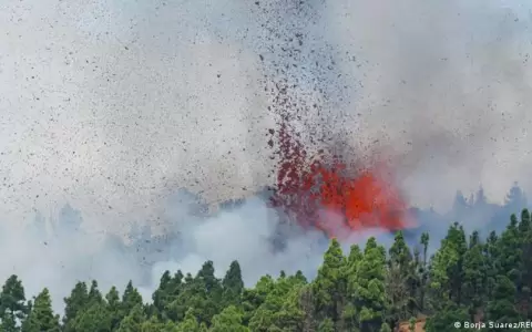 Volc�n Cumbre Vieja entra en erupci�n en Canarias