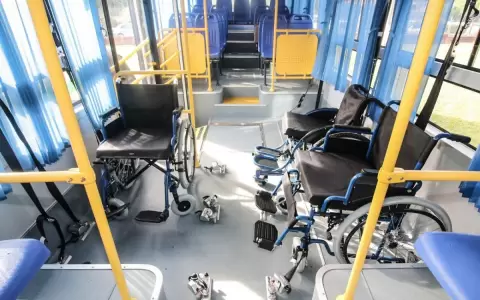 Multan a empresa de transporte por incumplir pasaje gratuito a personas con discapacidad