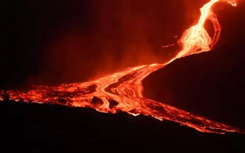 El volc�n forma otro gran r�o de lava tras unas horas de pausa y se acerca al mar