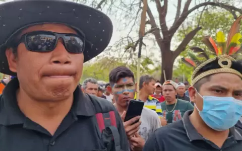 L�deres niegan que ind�genas hayan quemado veh�culos en zona del Congreso