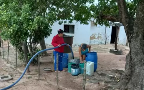 Agua llega a comunidades afectadas por sequ�a desde acueducto en el Chaco
