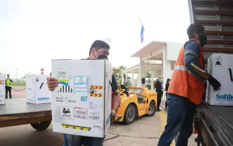 44.460 vacunas Pfizer adquiridas por Paraguay llegaron hoy