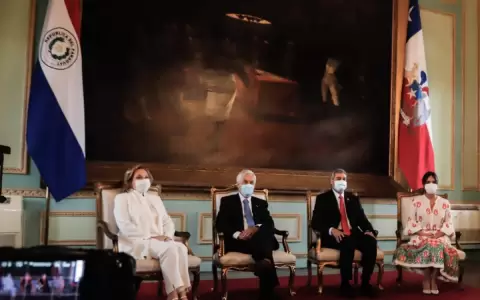 Condecoran a Pi�era durante acto protocolar en el Palacio de Gobierno