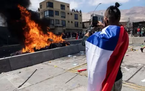 Chile: la marcha contra migrantes que termin� con la quema de pertenencias y carpas de extranjeros