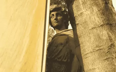 CHA: El triste destino de las estatuas de la Plaza Independencia