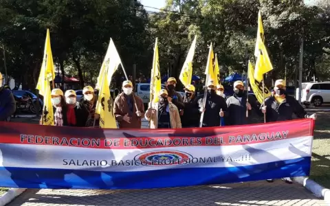 Docentes emplazan al Gobierno: �Si no hay aumento salarial, habr� paro total desde octubre�