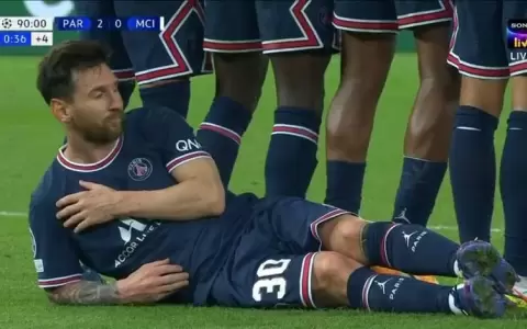 La imagen que recorre el mundo: Lionel Messi detr�s de la barrera
