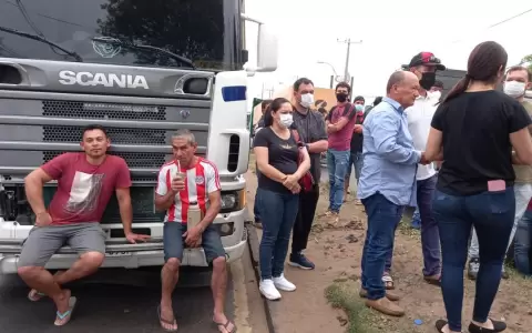 Productores e importadores frutihort�colas se manifiestan frente al Abasto