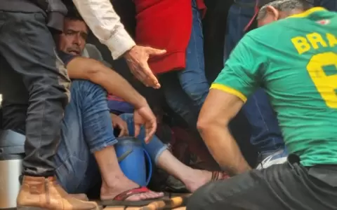 Ind�genas se retiran lentamente de la Plaza de Armas