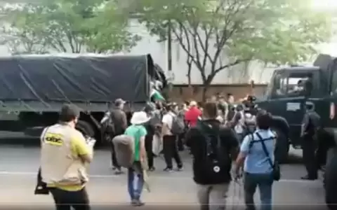 Militares trasladan a algunos manifestantes a sus comunidades