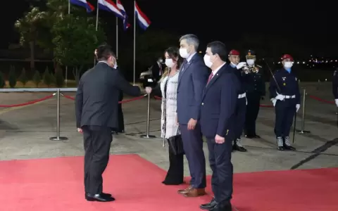 Mario Abdo y primera dama viajaron a M�xico para participar de la cumbre de Celac