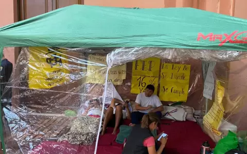 Docentes levantan huelga de hambre y insisten con reajuste del 16%
