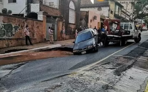 Autom�vil fue tragado por bache en Asunci�n