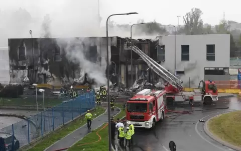 Al menos 8 muertos al estrellarse un avi�n en Mil�n, Italia