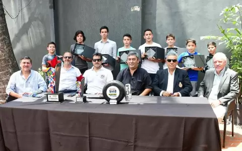 Distinguen a pilotos paraguayos que compitieron en el Rotax Max