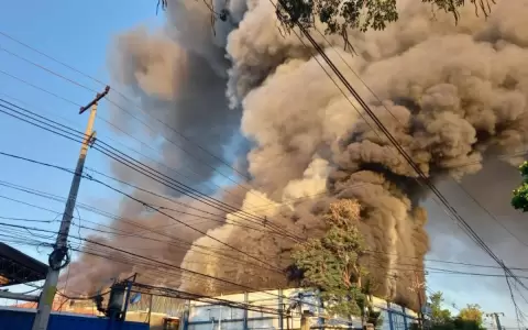 Bomberos controlan incendio en frigor�fico