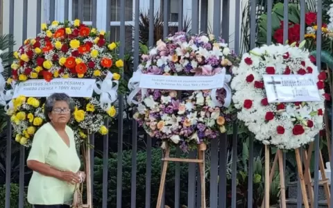 Llenan de coronas de flores vereda de �scar Gonz�lez Daher