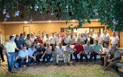 Durante reuni�n proselitista Vel�zquez consolid� apoyo de gobernadores y ministros