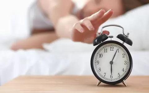 Esta medianoche se adelanta 60 minutos la hora