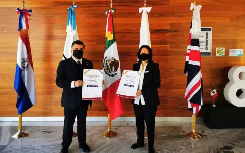 Ministro de Salud cierra en M�xico provisi�n de dos millones de AstraZeneca para Paraguay
