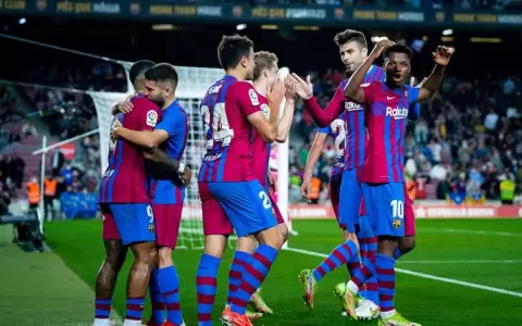 Un gran Barcelona supera a Valencia en el debut de Kun Ag�ero