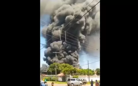 Villa Elisa: incendio consume f�brica de isopor y afecta ya a varias viviendas