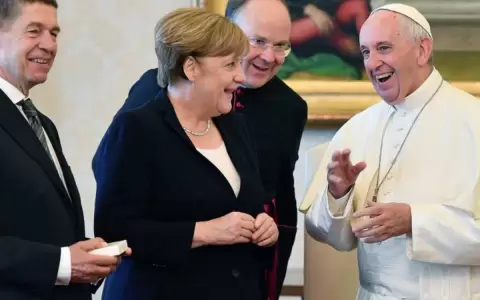 Angela Merkel se despide del papa Francisco en el Vaticano