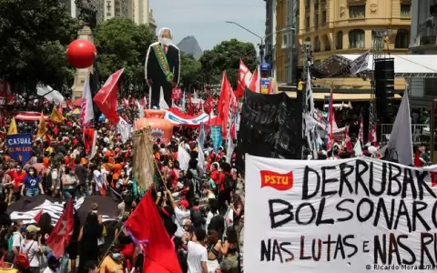 Miles de brasile�os exigen la destituci�n de Jair Bolsonaro