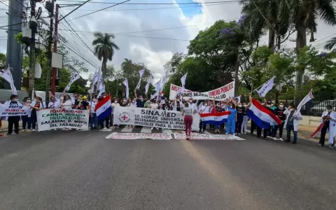 M�dicos se manifiestan frente a Mburuvicha R�ga y bloquearon un tramo de la avenida