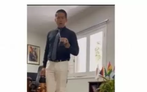 Embajador de Bolivia en el pa�s bromea con terer� y es atacado en redes