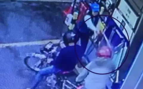 Playera roci� combustible en la cara a motochorros y evit� que la asaltaran