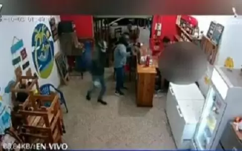 Asaltantes robaron a tiros en una bodega e hirieron a un hombre y una ni�a