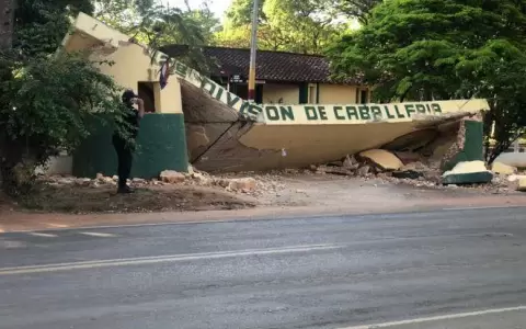 Misiones: Colectivo choc� por la entrada de la Caballer�a y militar qued� herido