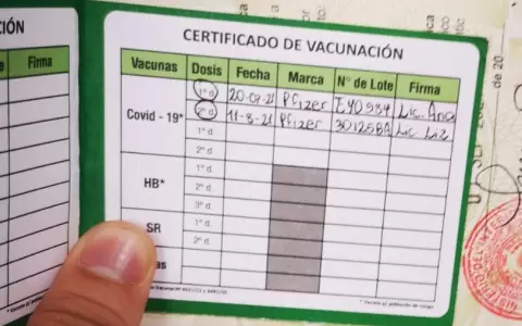 Intentan viajar al exterior con tarjeta de vacunaci�n falsa