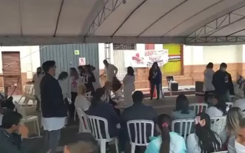 M�dicos se manifiestan frente al Congreso Nacional