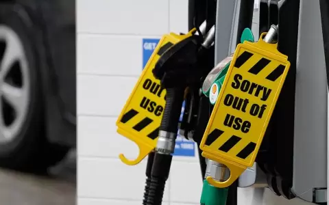 El Ej�rcito brit�nico comenz� a repartir combustible en las estaciones de servicio