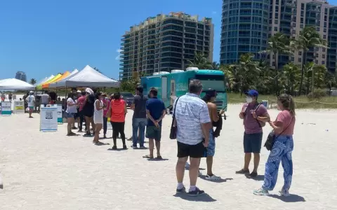 Vacunados en el extranjero deben inscribirse para recibir su tercera dosis