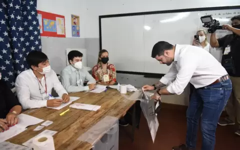 Nenecho vot� y dijo estar tranquilo ante denuncias en su contra