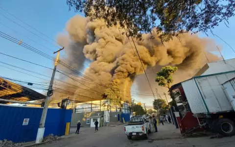 Gran incendio se genera en frigor�fico de Asunci�n y reportan desaparecidos