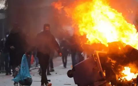 Violentas y masivas protestas en toda Europa por nuevas restricciones contra la COVID-19
