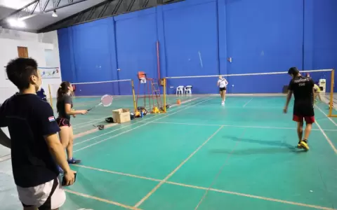Voluntario de JICA entrena a badmintonistas que representar�n al pa�s