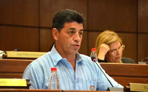 Victor R�os present� su renuncia como senador para ir a la Corte