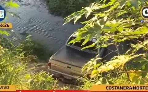 Conductor "no vio" curva en la Costanera y termina en barranco