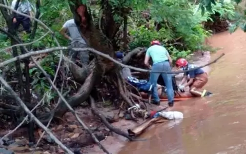 Empujan a una mujer al raudal y fue arrastrada por el arroyo San Lorenzo