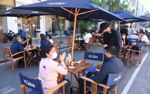 Trabajadores gastron�micos rechazan restringir acceso a los no vacunados
